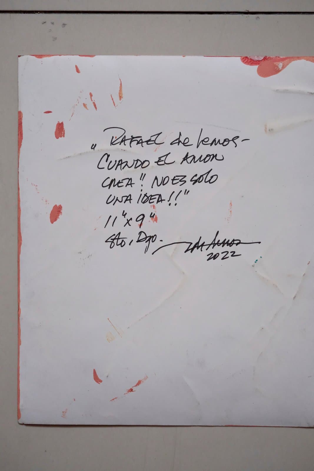 Reverso firmado de "¡Cuando el amor crea no es solo una idea!", título, medidas y año manuscritos