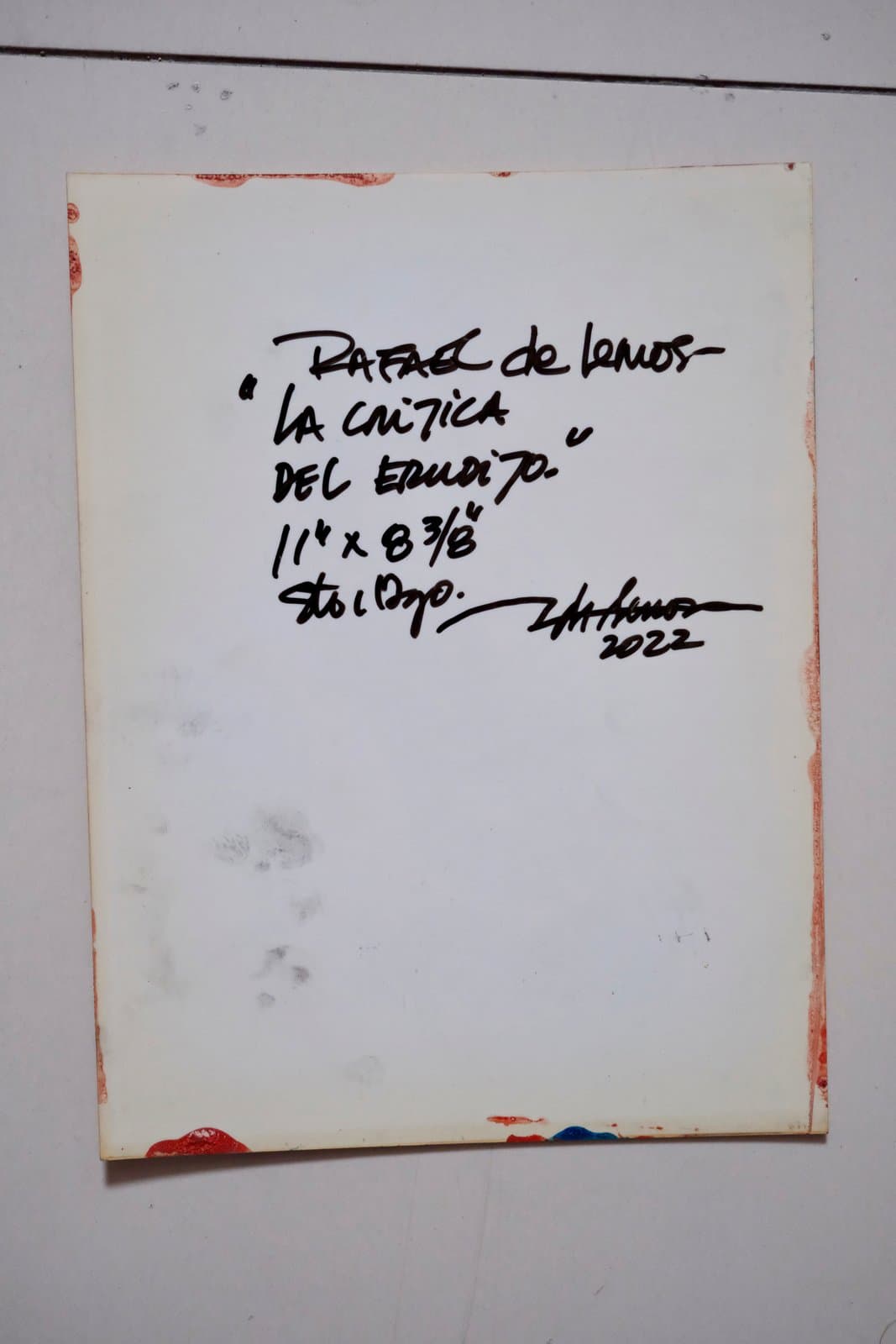 Reverso firmado de "La crítica del erudito", título, medidas y año manuscritos