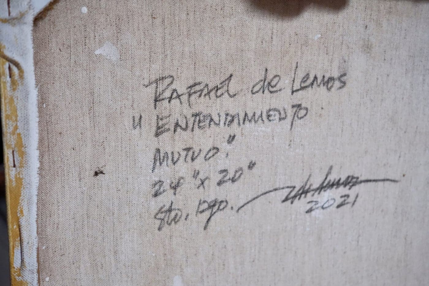 Reverso firmado de "El entendimiento mutuo": título, medidas y año manuscritos