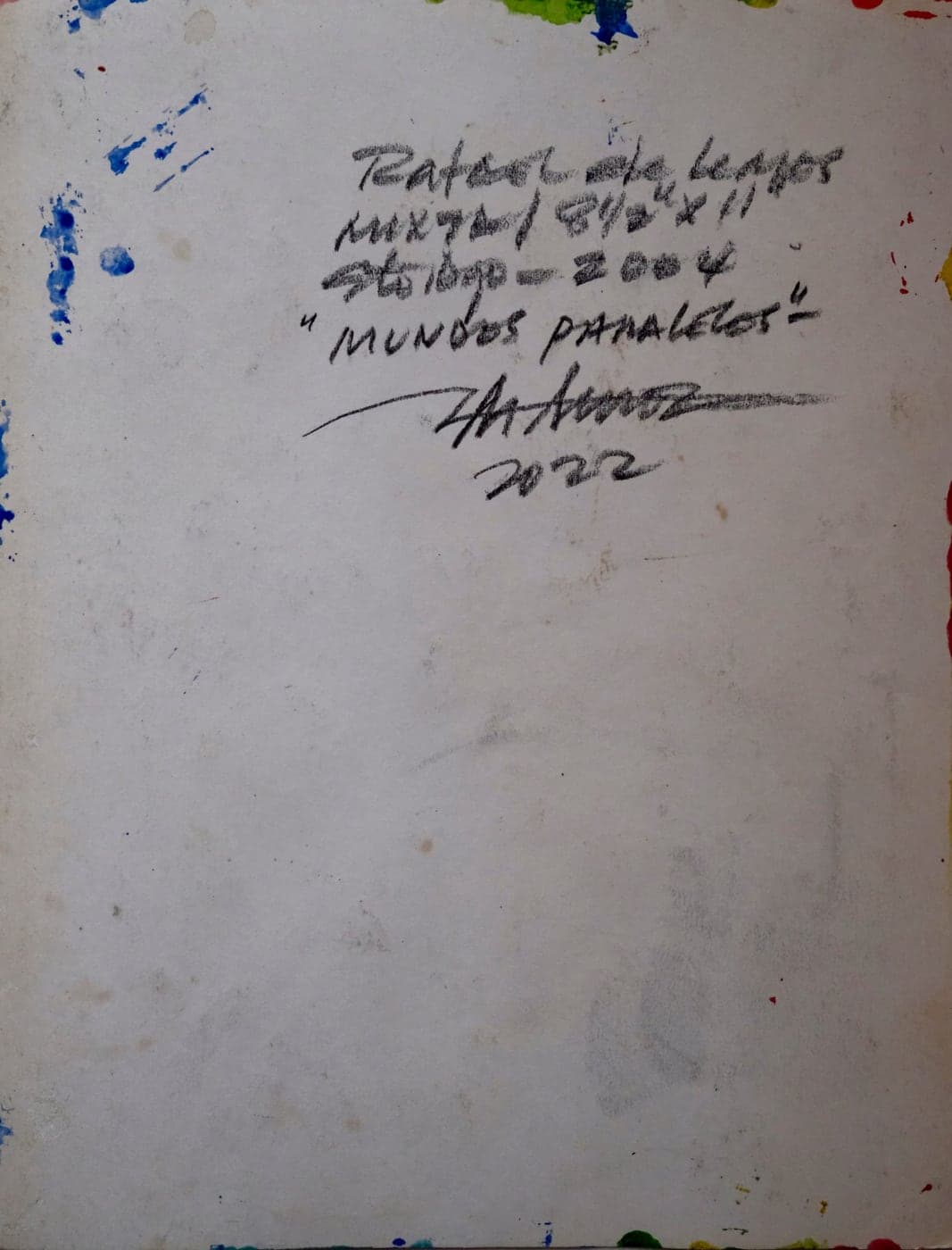 Reverso firmado de "Mundos paralelos": título, medidas y año manuscritos