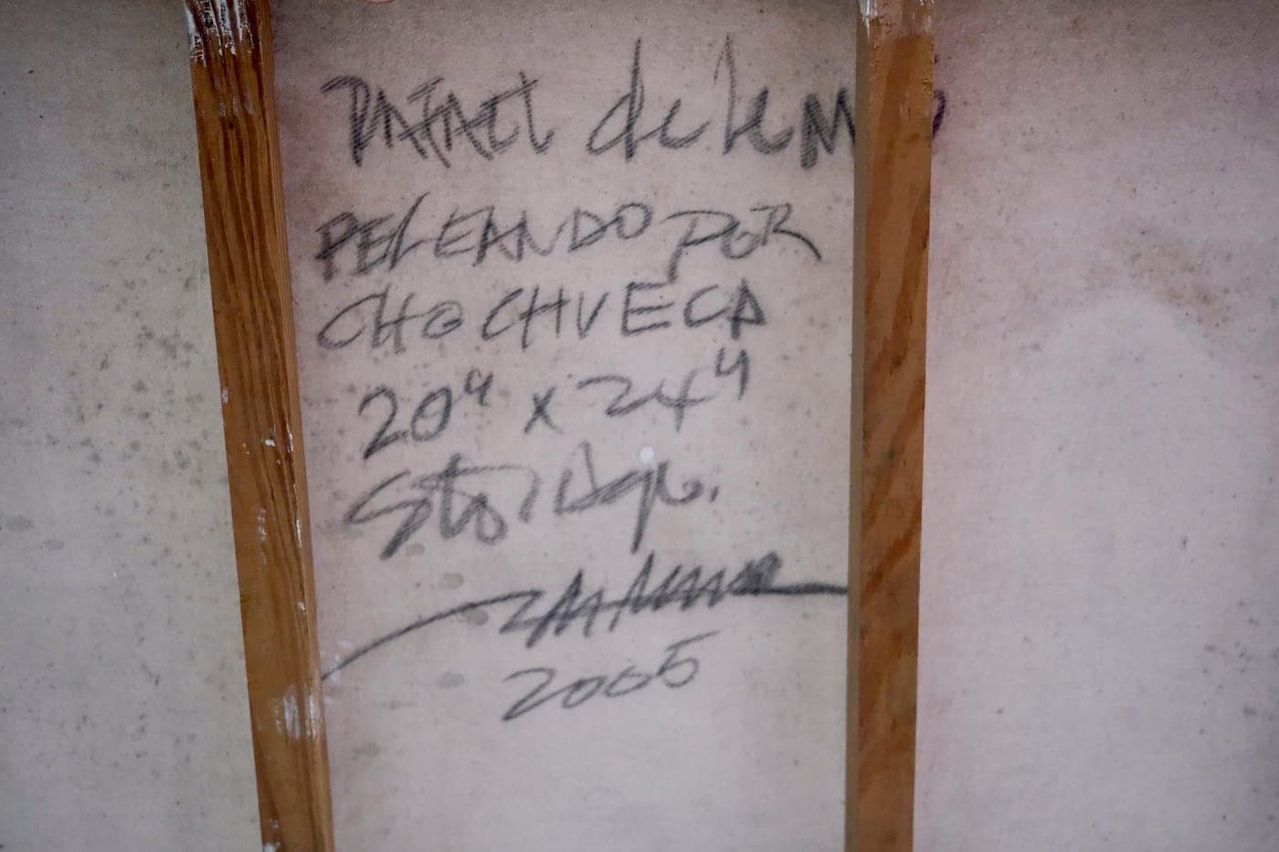 Reverso firmado de "Peleando por chochueca": título, medidas y año manuscritos