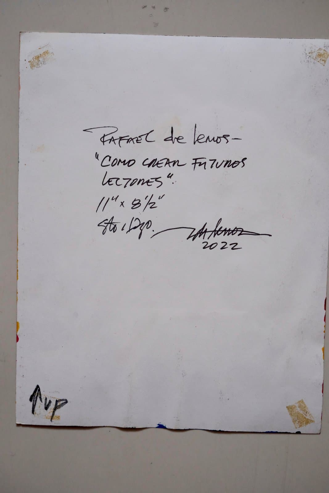 Reverso firmado de "Cómo crear futuros lectores", título, medidas y año manuscritos