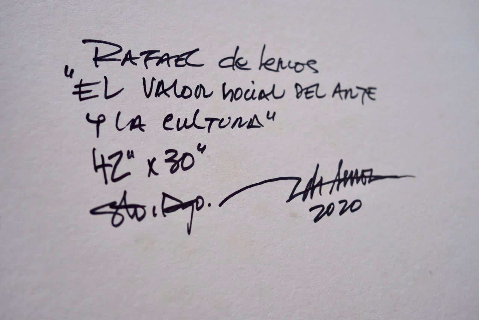 Reverso firmado de "El valor social del arte y la cultura", título, medidas y año manuscritos