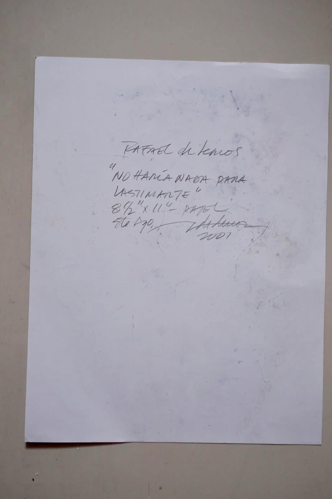 Reverso firmado de "No haría nada para lastimarte", título, medidas y año manuscritos