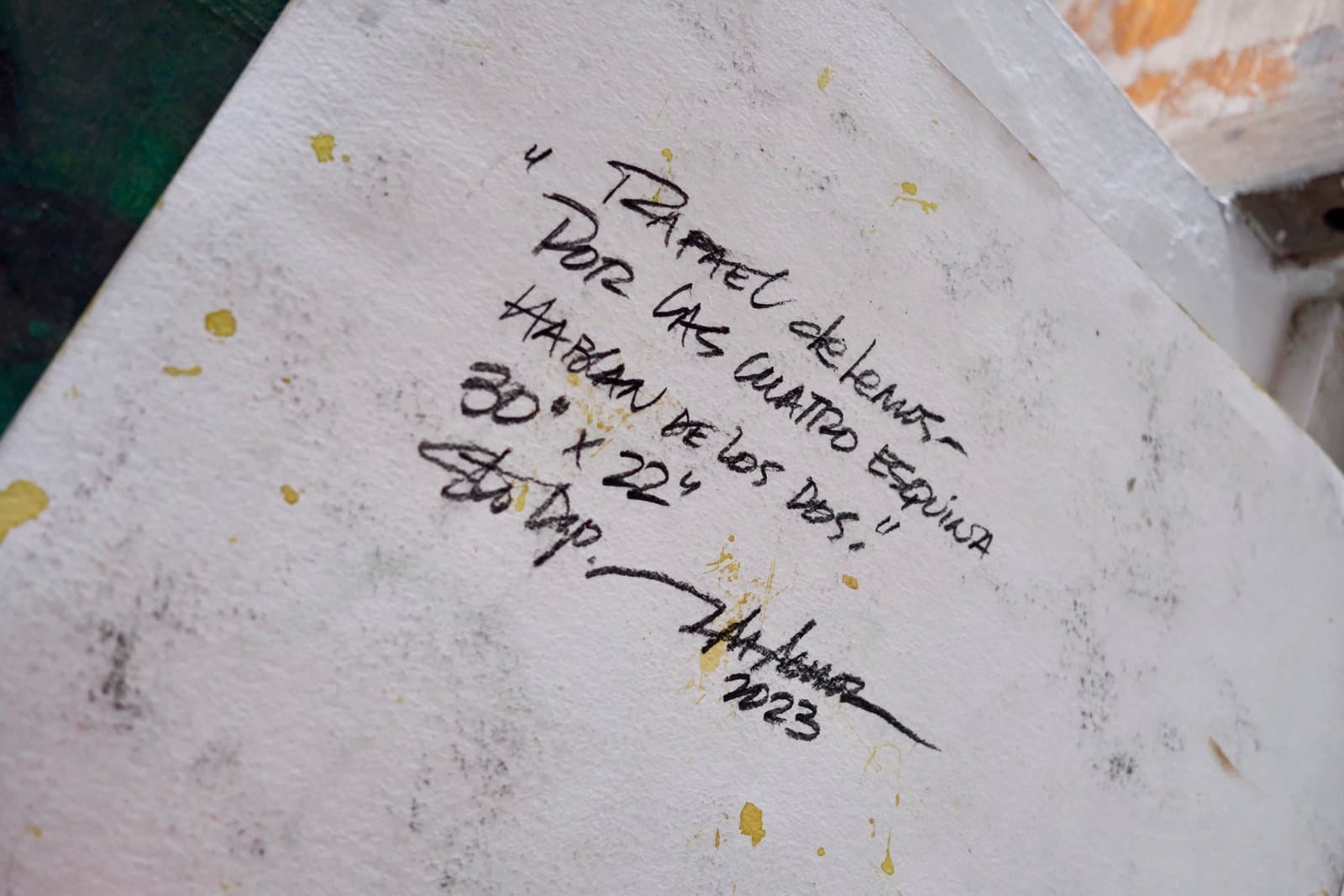 Reverso firmado de "¡Por las cuatro esquinas hablan de los dos!", título, medidas y año manuscritos