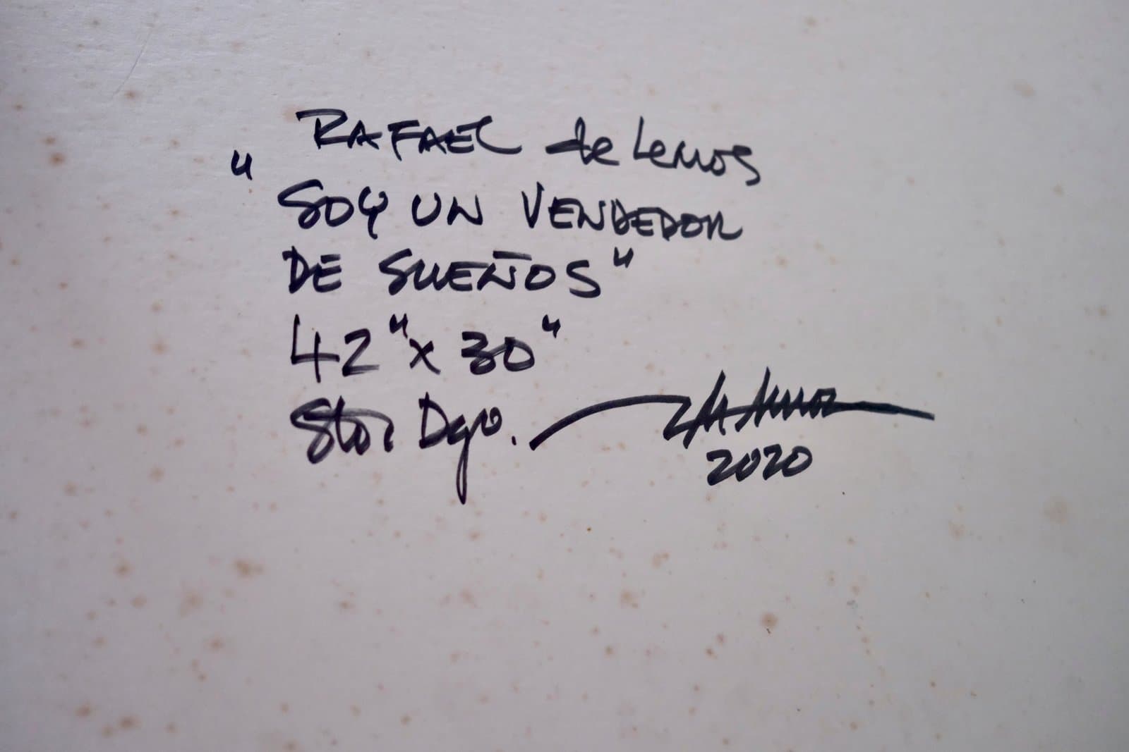 Reverso firmado de "Soy un vendedor de sueños", título, medidas y año manuscritos