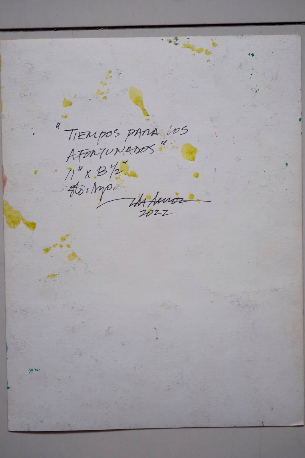 Reverso firmado de "Tiempos para los afortunados", título, medidas y año manuscritos