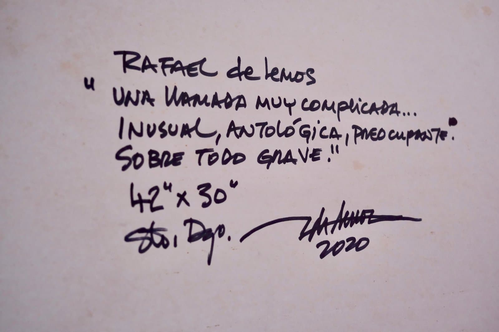 Reverso firmado de "Una llamada muy complicada... inusual, antológica, preocupante. ¡Sobre todo grave!", título, medidas y año manuscritos