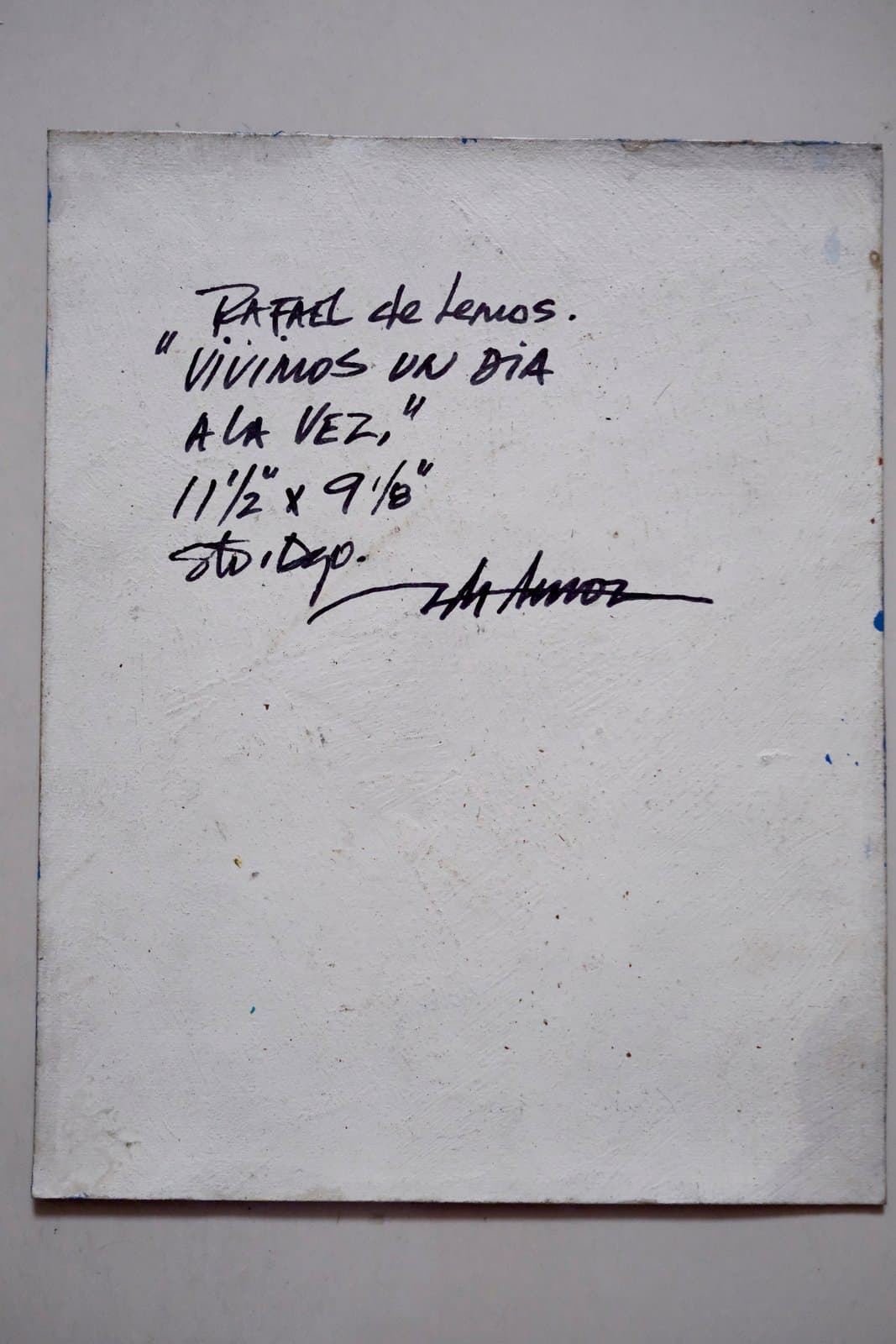 Reverso firmado de "Vivimos un día a la vez", título, medidas y año manuscritos