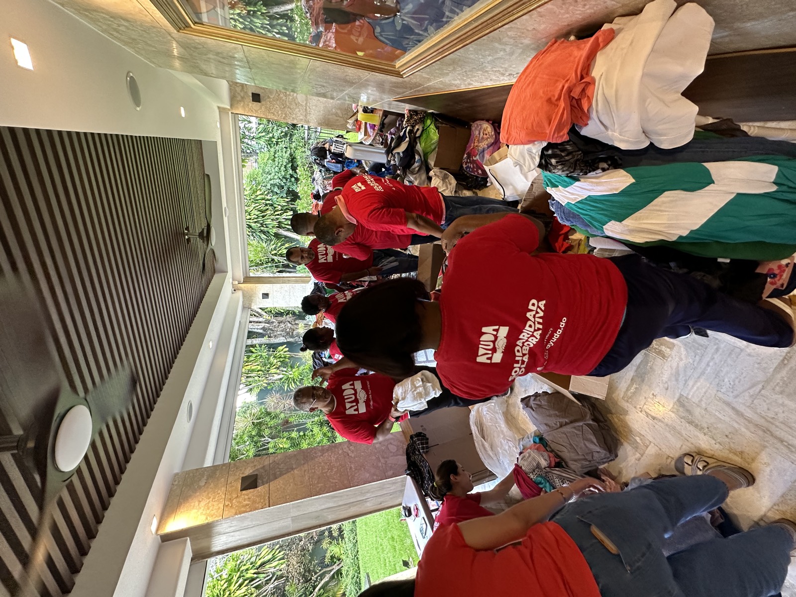 Voluntarios de Ayuda.do organizando donaciones tras una emergencia