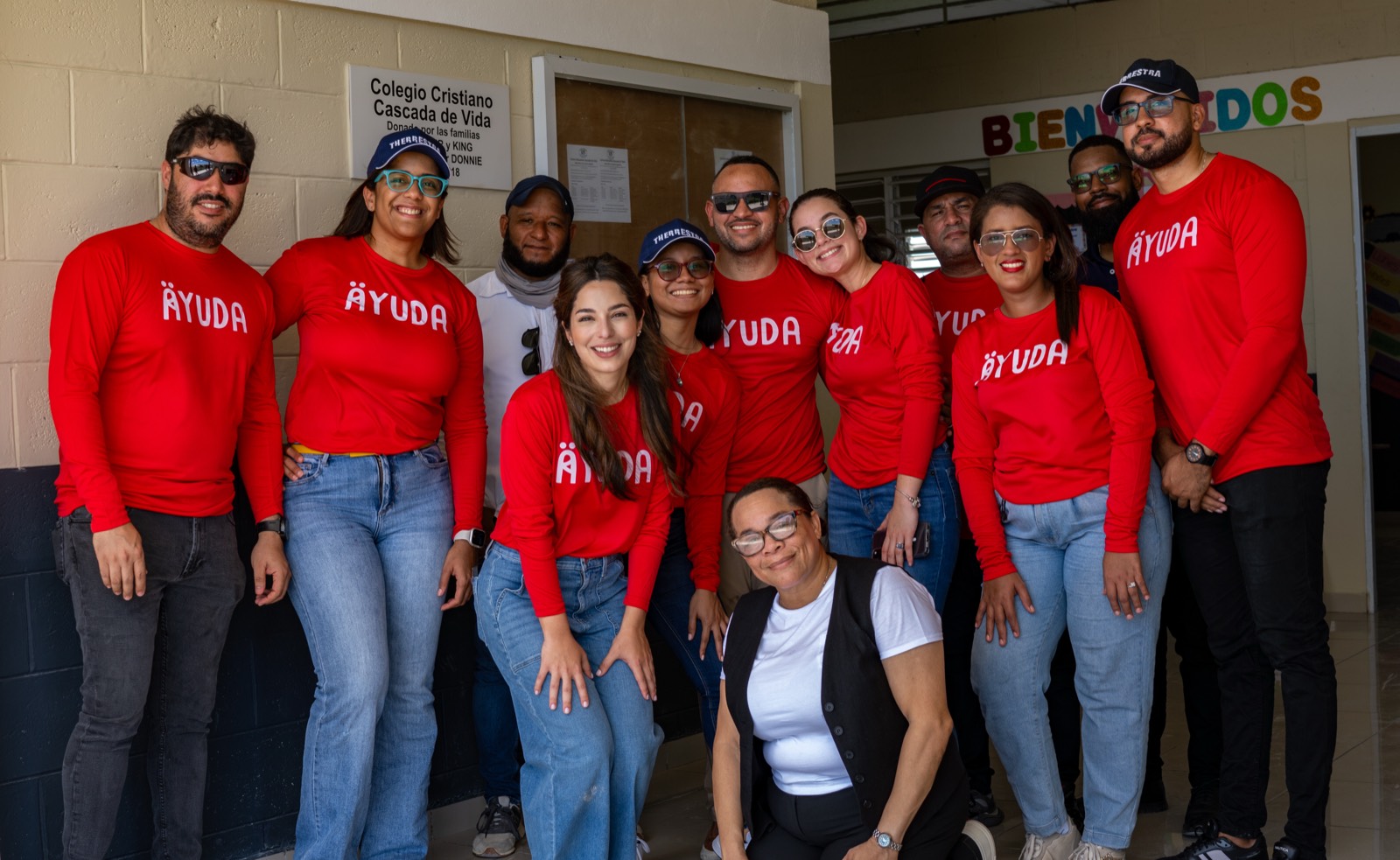 Equipo de voluntarios de Ayuda.do en una escuela
