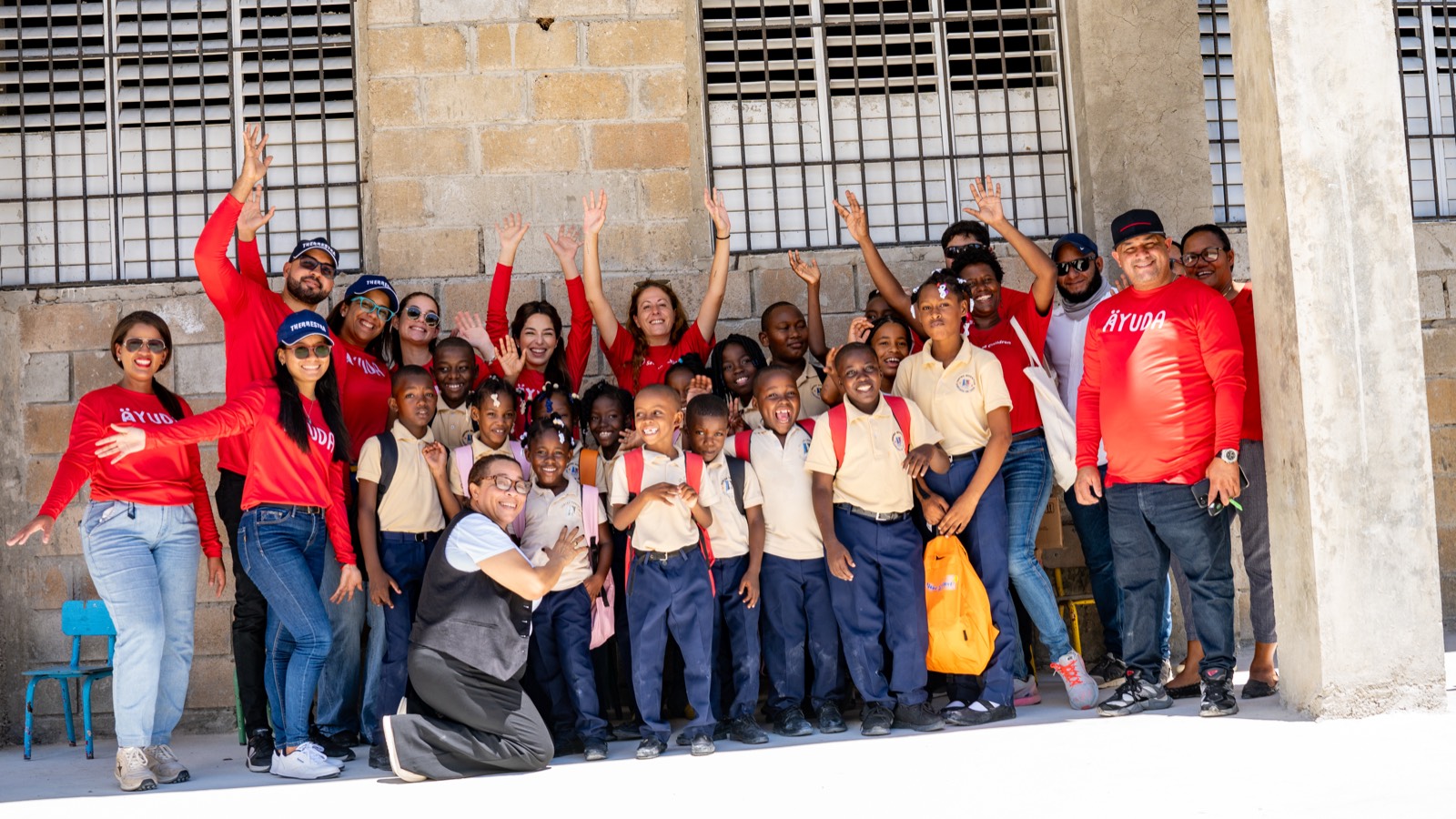 Voluntarios de Ayuda.do y niños de la comunidad celebrando juntos durante un operativo