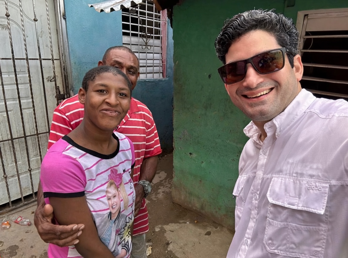 Horacio Read, of AltruArt, alongside a beneficiary family during an Ayuda.do operation
